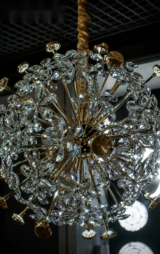 Sputnik avizenin kristal çiçek detayı