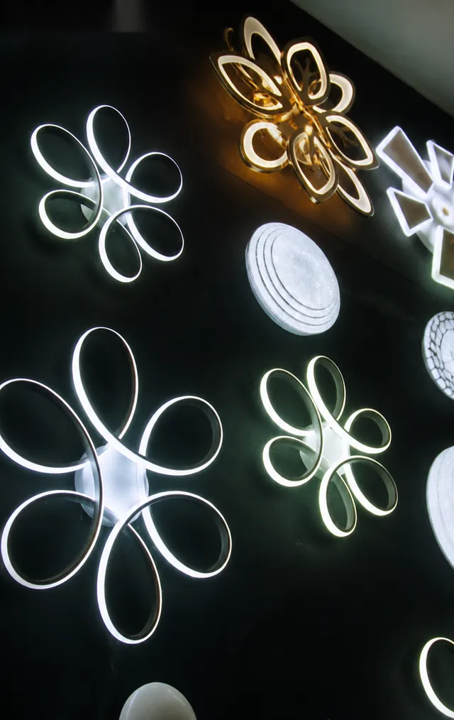 Çiçek formlu beyaz ve sarı ışıklı LED tavan armatürleri